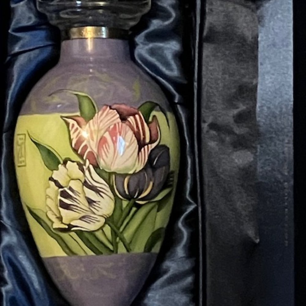 Susan Winget Ne'Qwa Art Lavendar Tulips Glass Vase #493